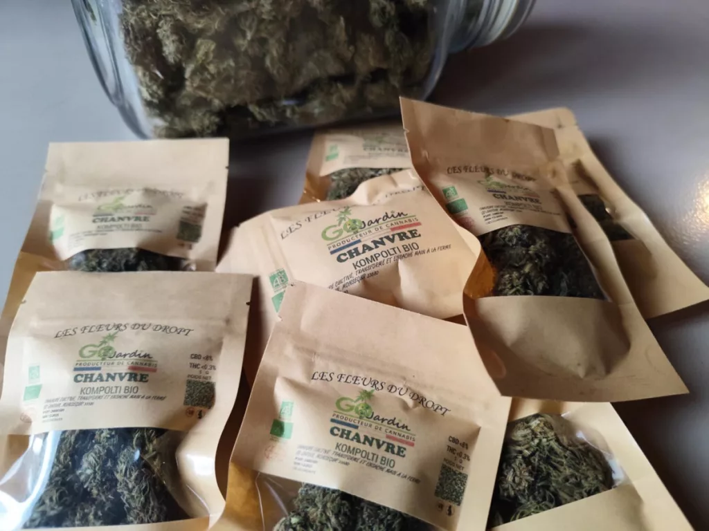 Sachets de fleurs de CBD Kompolti Bio "Les fleurs du Dropt" prêts à la vente, montrant les étiquettes certifiées AB et Ecocert. Produit local de Gironde.